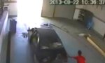 Lustiges Video : Auto aus der Werkstatt schieben