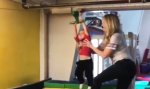 Lustiges Video : Spaß im Indoor-Spielplatz