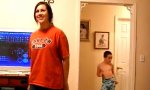 Lustiges Video : Kleiner Bruder als Background-Tänzer
