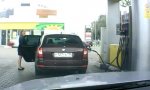 Frau an der Tankstelle