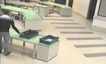 Lustiges Video : Das nennt man Flughafen-Security!