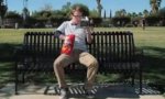 Lustiges Video : Krümelfeste Aufreiß-Masche