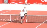 Kleiner Tennisspieler ganz groß