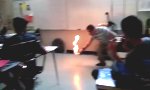 Lehrer macht kleines Feuerexperiment