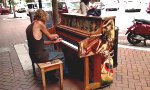 Lustiges Video : Obdachloser am Piano
