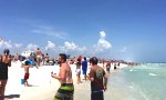 Lustiges Video : Blue Angels Beach Fly By