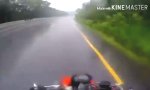 Lustiges Video : Mit der Freundin auf zwei Rädern durch den Regen