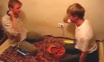 Funny Video : Flasche zum Kopp