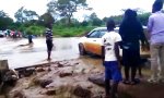 Lustiges Video : Mit dem Auto durch die Flut