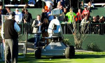 Roboter beim Golfen                 