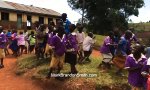 Lustiges Video : Afrikanische Kinder sehen zum ersten mal Drohne