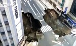 Lustiges Video - Erdloch im Stadtzentrum
