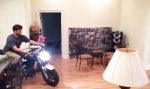 Movie : Motorrad Wheelie im Wohnzimmer