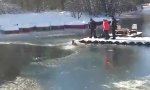 Lustiges Video : Hund aus überfrorenen See retten