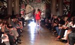 Funny Video : Knöchelschonender Catwalk