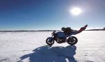 Movie : Motorrad Solo-Tour auf zugefrorenem See
