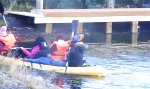 Chinesische Touristen im Kayak