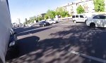 Lustiges Video : Motorradfahrer verfolgt Handtaschendieb