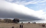 Nebelwand rollt über den Strand