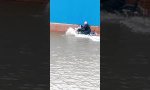 Funny Video : Mit dem Motorrad in die Fluten