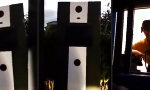 Lustiges Video : Gute Laune am Drive-in Schalter