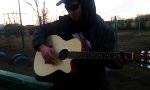 Funny Video : Gitarrenstaendchen mit himmlischem Zeichen