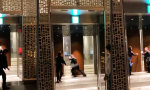 Lustiges Video - Zieht etwas im japanischen Hotel