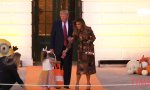 Lustiges Video : Süßigkeiten verteilen vorm Hause Trump