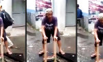 Lustiges Video - Was hält er denn da im Gulli?