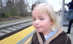Lustiges Video : Die erste Zugfahrt eines kleinen Mädchens