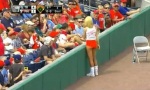 Eine Blondine beim Baseball