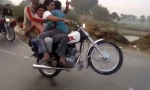 Lustiges Video : Platzsparende Motorrad-Gang